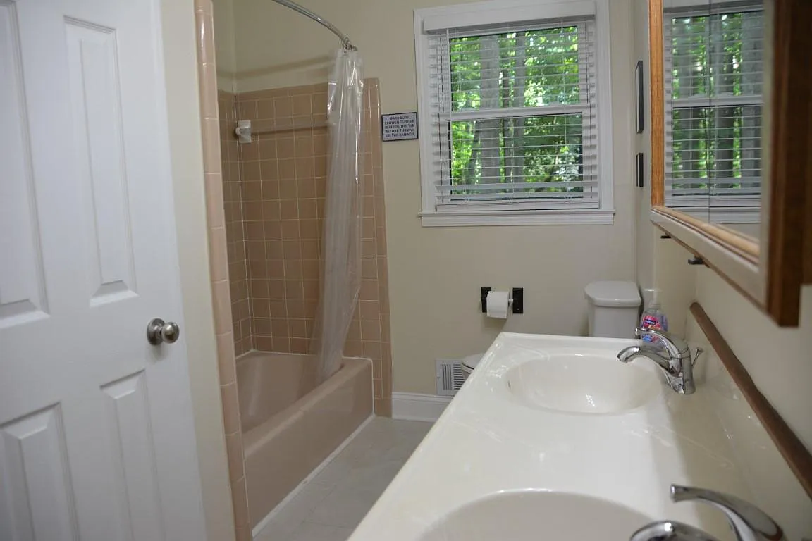 4 bed, 2.0 bath, 2181 sqft, $836 — Photo 3