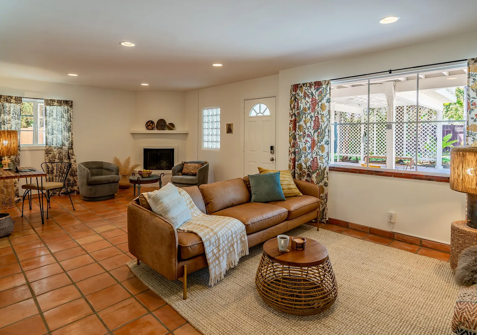 2 Bedroom / 1 Bath Unit Available! — Photo 2