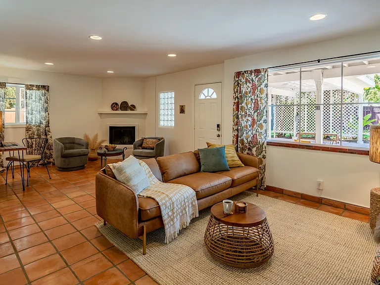 1312 E Gutierrez St #B — Photo 2