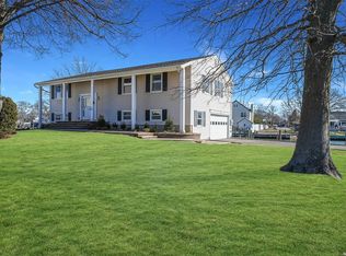 9 Fleets Point Dr, West Babylon, NY 11704