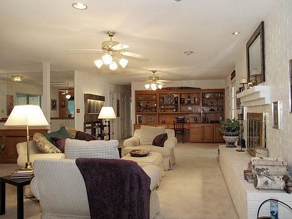 3rd image of 1009 Oakwood Dr