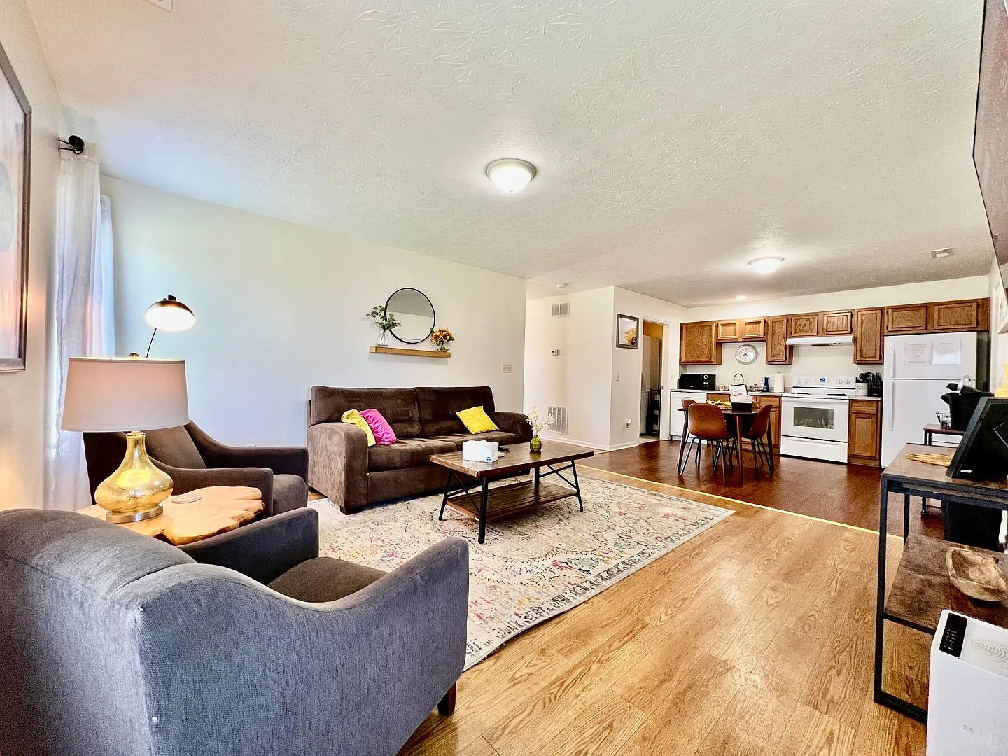 3 Bedroom 1 Bathroom Attached House — Photo 2