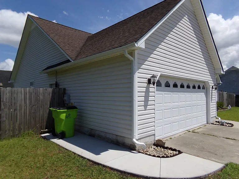 1016 Locust Ct — Photo 2