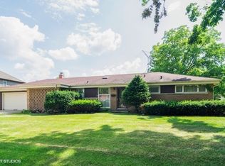 425 Locust Ln, Roselle, IL 60172