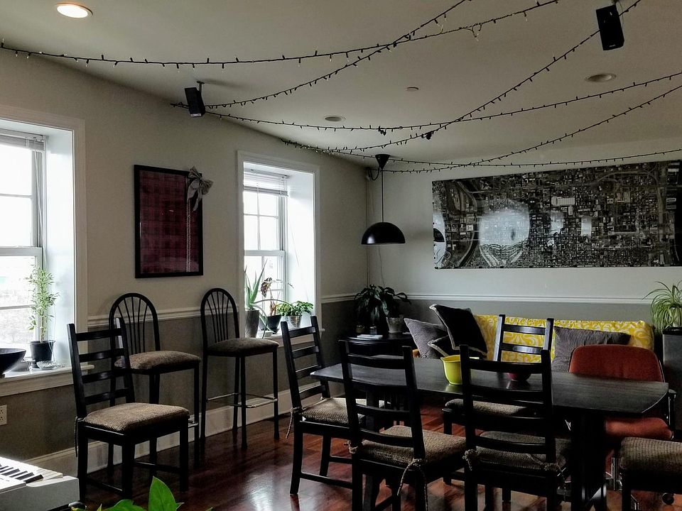 Open floorplan w. lots of windows - livingroom/dining/kitchen