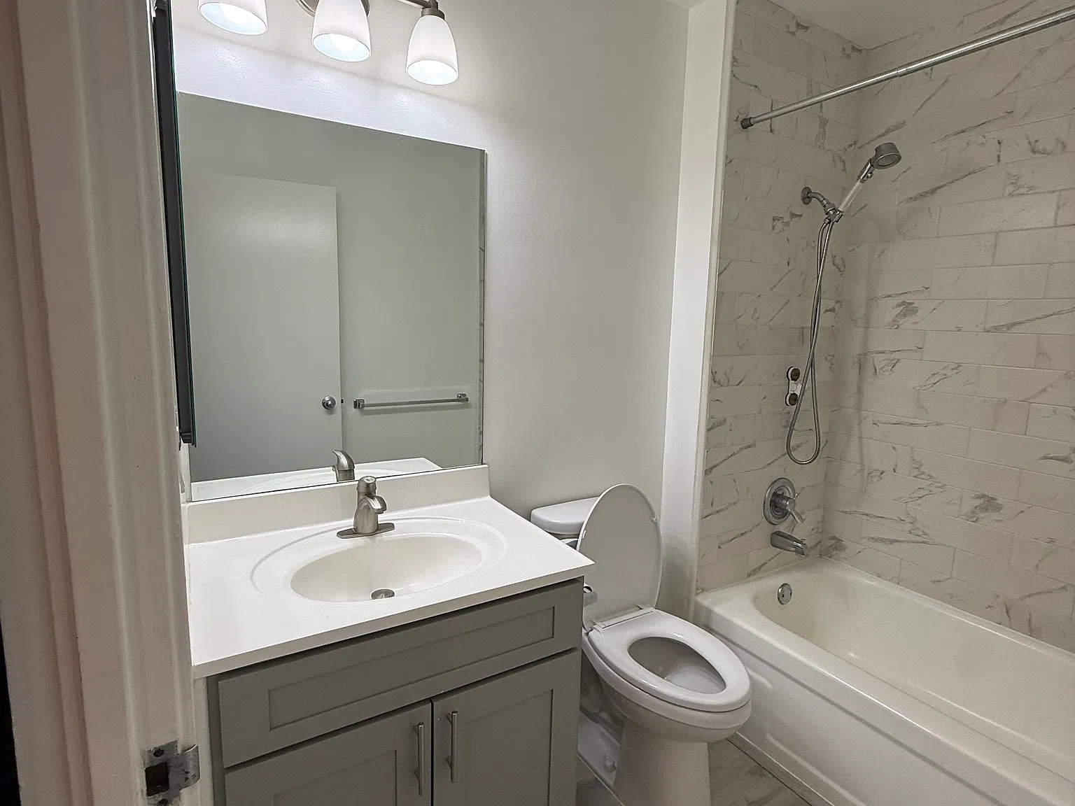 1 bed, 594 sqft, $2,700 — Photo 3