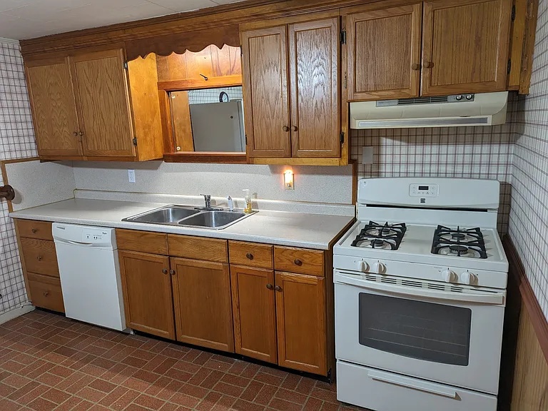 Full kitchen