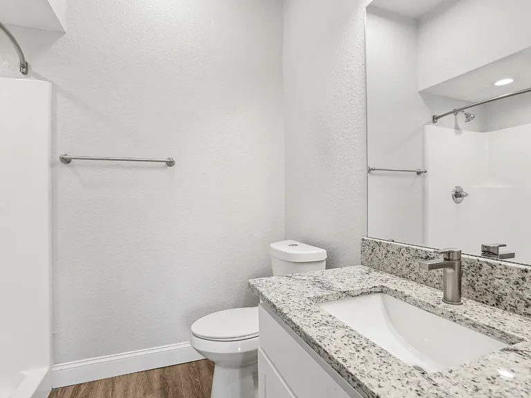 Waters Edge Apartments — Photo 12