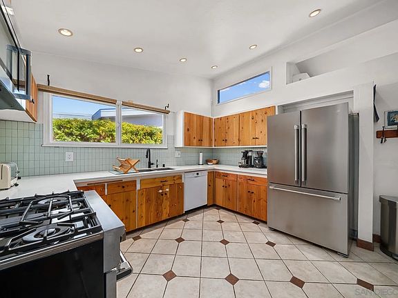 4th image of 4111 Mount Herbert Ave