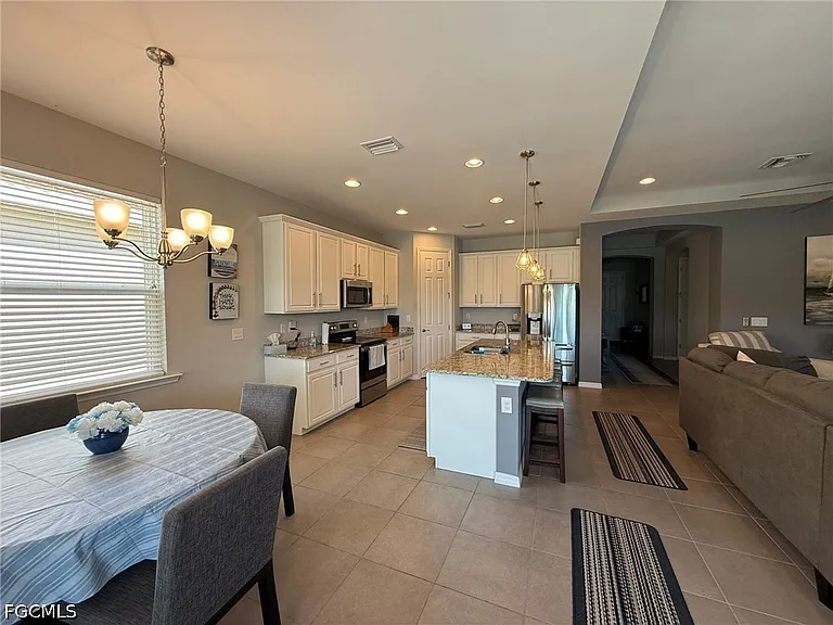 3916 King Edwards St — Photo 15