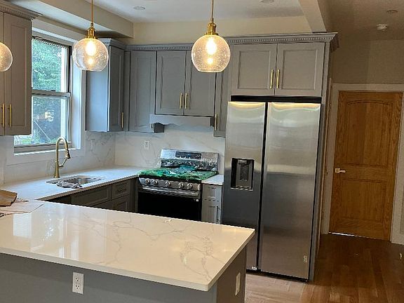 4th image of 221 Barbey Street