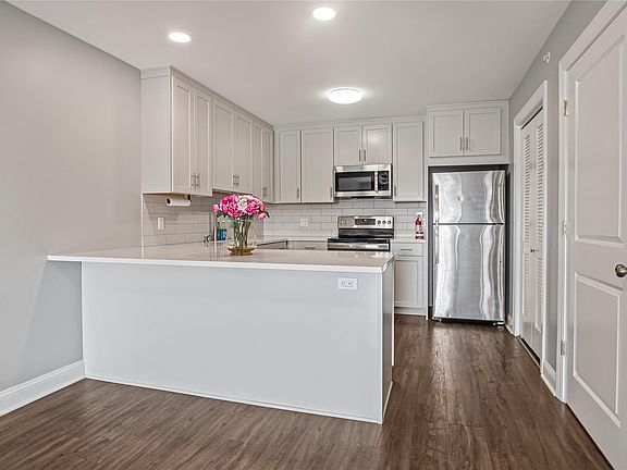 5th image of 17 S William St Unit 302