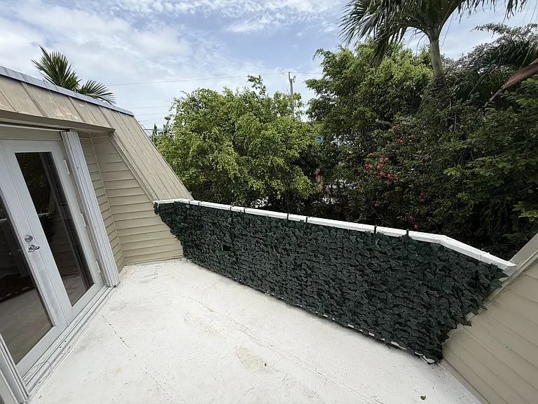 Shared balcony between bedrooms