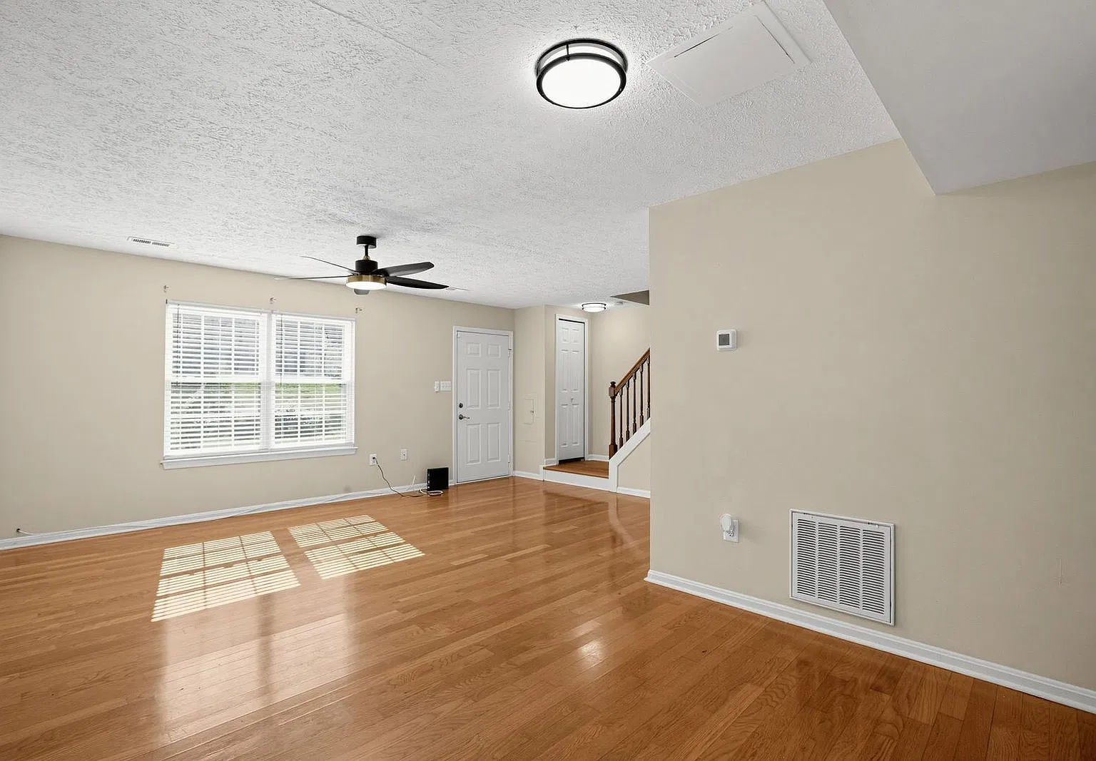 3 bed, 3.0 bath, 1496 sqft, $2,400 — Photo 3