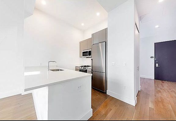3rd image of 321 W 37th St Penthouse C