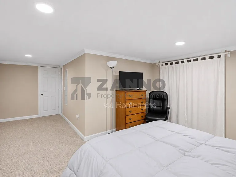 498 Park Ave — Photo 16