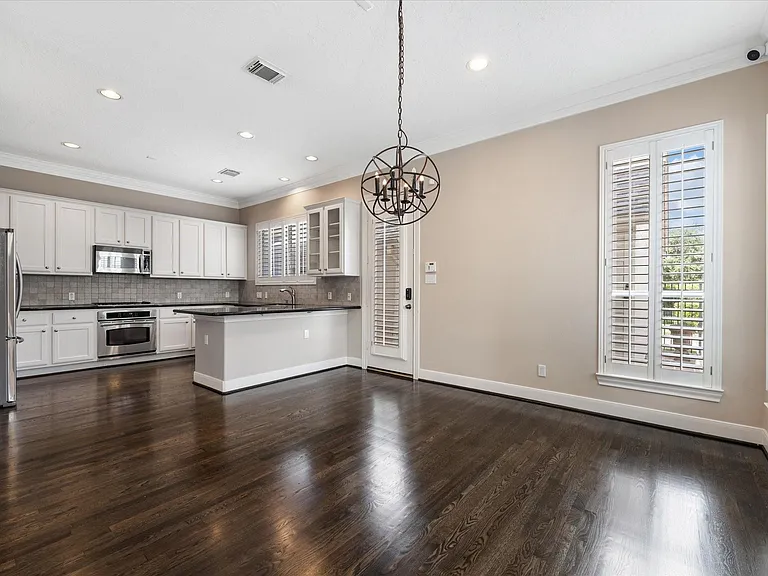447 N Gate Stone — Photo 3