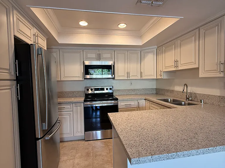 18408 Hatteras St #13 — Photo 3
