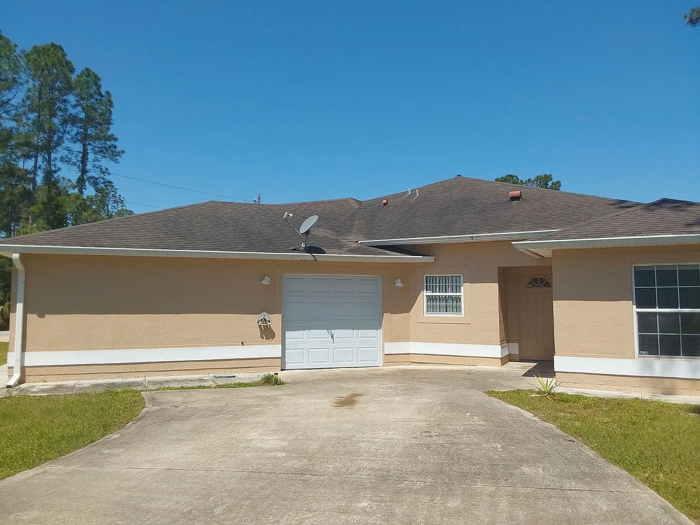 Unique 3/2/1 duplex with a private driveway and entrance! Partially fenced yard! Must see! — Photo 2