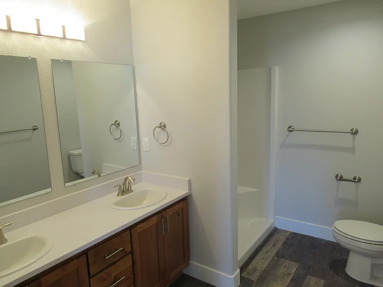 Large Duplex in South Salem! — Photo 16