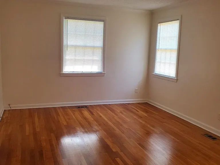 620 E 53rd St — Photo 5