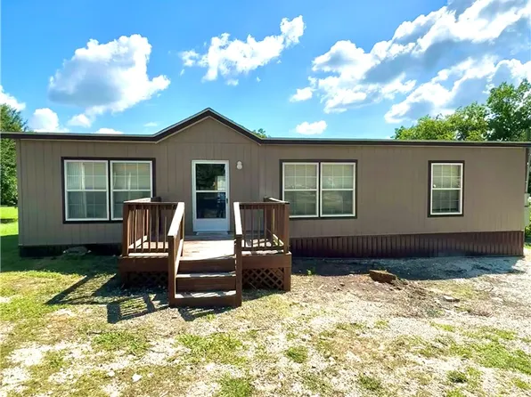 320 N Judge Hailey Dr, Lott, TX 76656