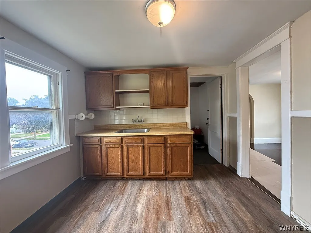 2 bed, 1.0 bath, 1842 sqft, $1,250 — Photo 3