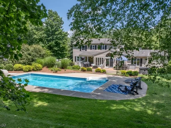 18 Falcon Ln, Washington Twp., NJ 07853