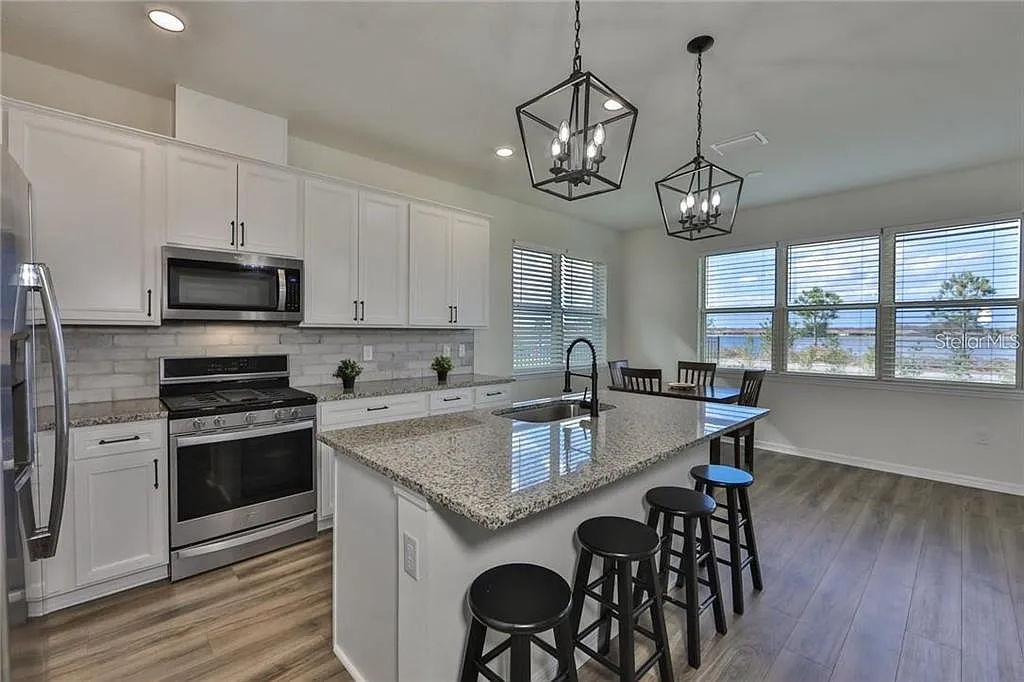 3 bed, 2.5 bath, 2343 sqft, $3,500 — Photo 3