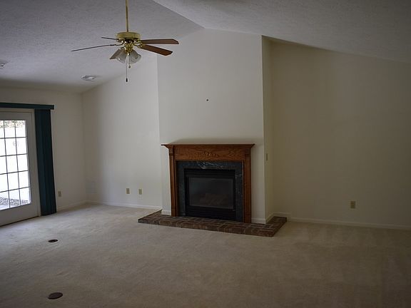 3rd image of 833 Oakbrook Dr
