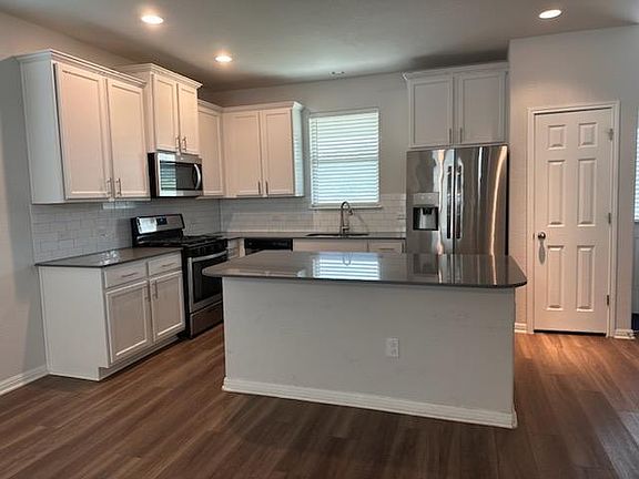3rd image of 804 Goldilocks Ln