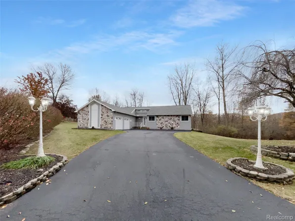 4960 Paula Ave, Clarkston, MI 48346