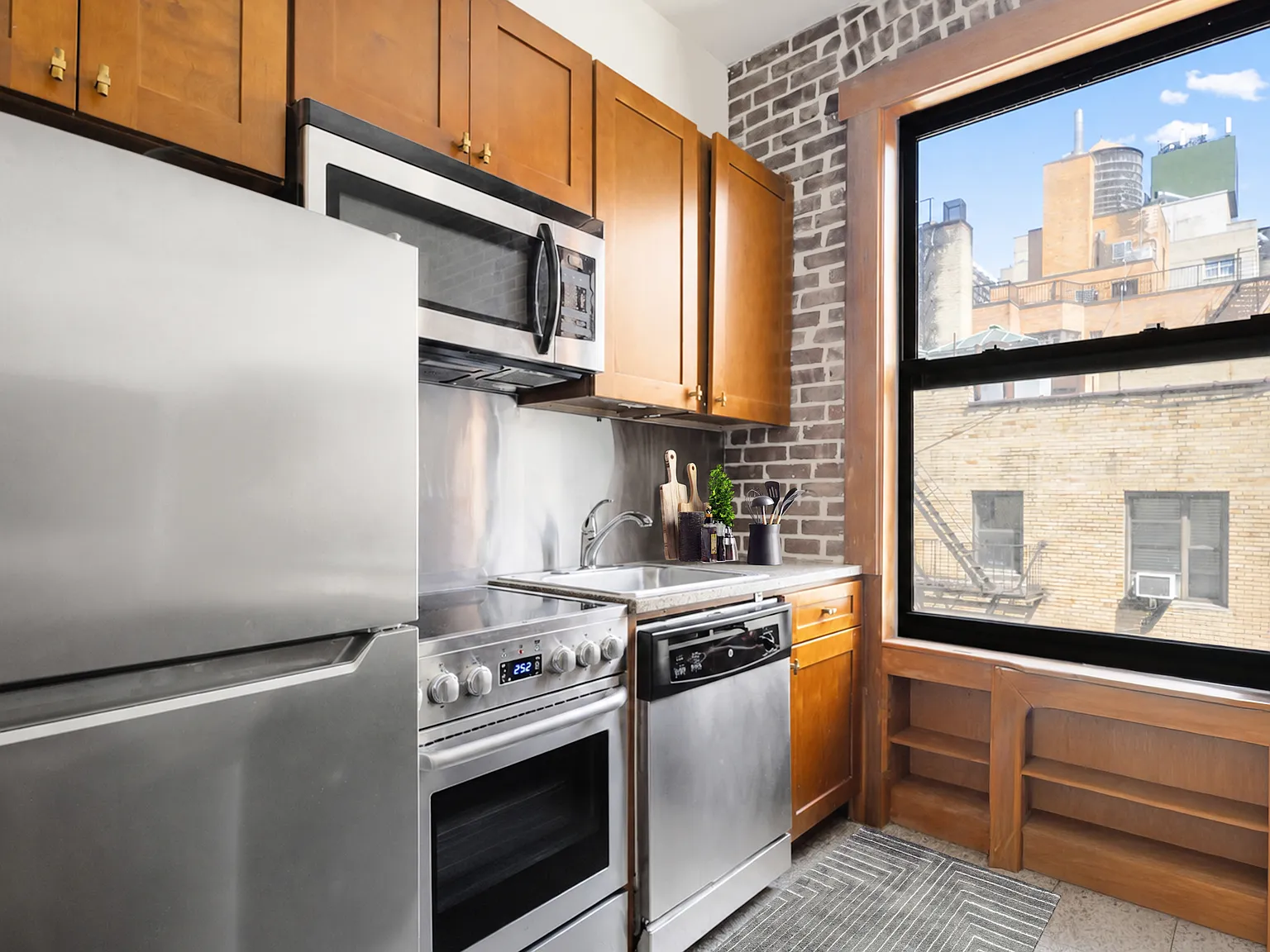 324 East 52nd Street — Photo 2