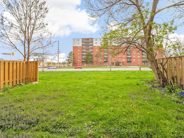 1055 Forestwood Dr #101, Mississauga, ON L5C 2T8