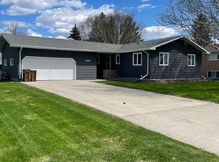 1025 10th Ave SE, East Grand Forks, MN 56721