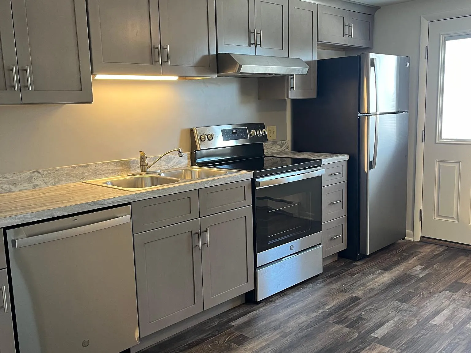 2 bed, $1,300 — Photo 4