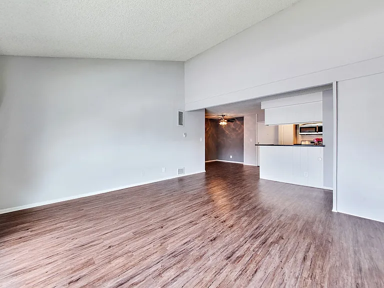 5830 Reseda Boulevard — Photo 83