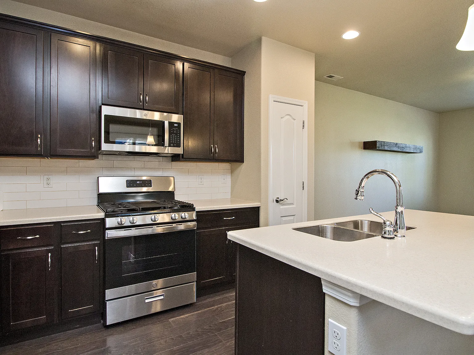 3 bed, 2.5 bath, 1484 sqft, $2,650 — Photo 3