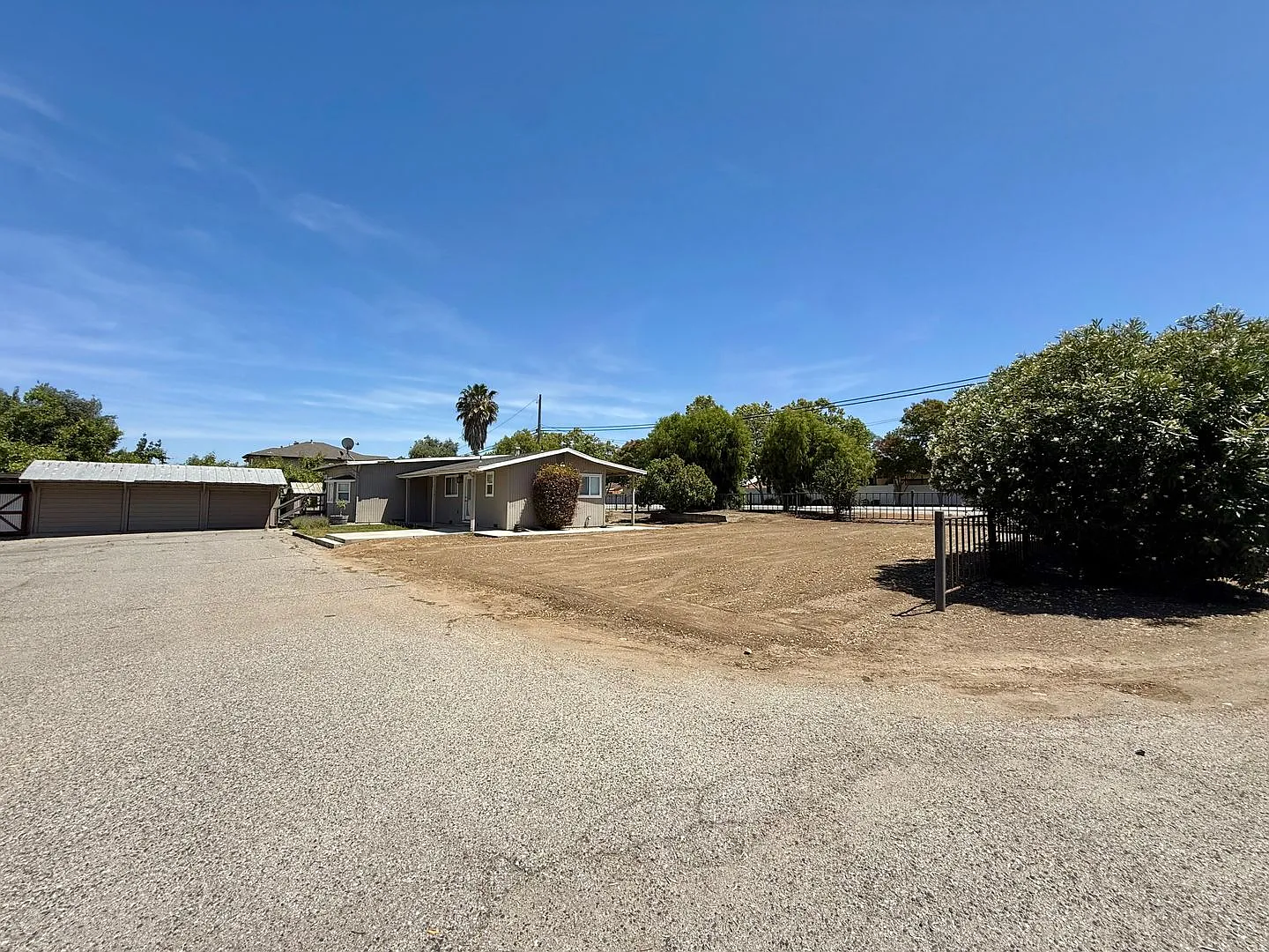 3 bedroom + 1 acre + shop — Photo 2