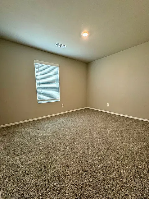 3 bed, 1369 sqft, $1,700 — Photo 2
