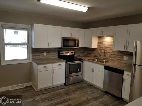 624 E 3rd St, Carroll, IA 51401