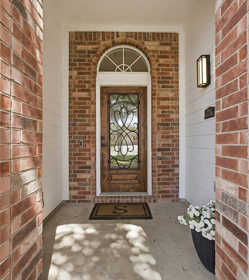 3 bed, 2.0 bath, 1709 sqft, $3,200 — Photo 2