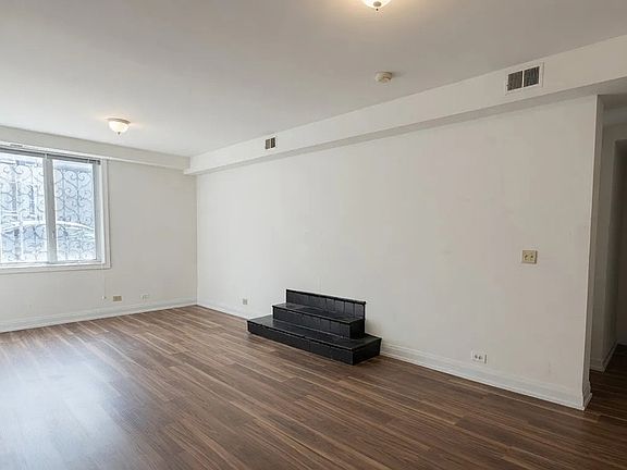 4th image of 3504 N Sheffield Ave APT Gdn