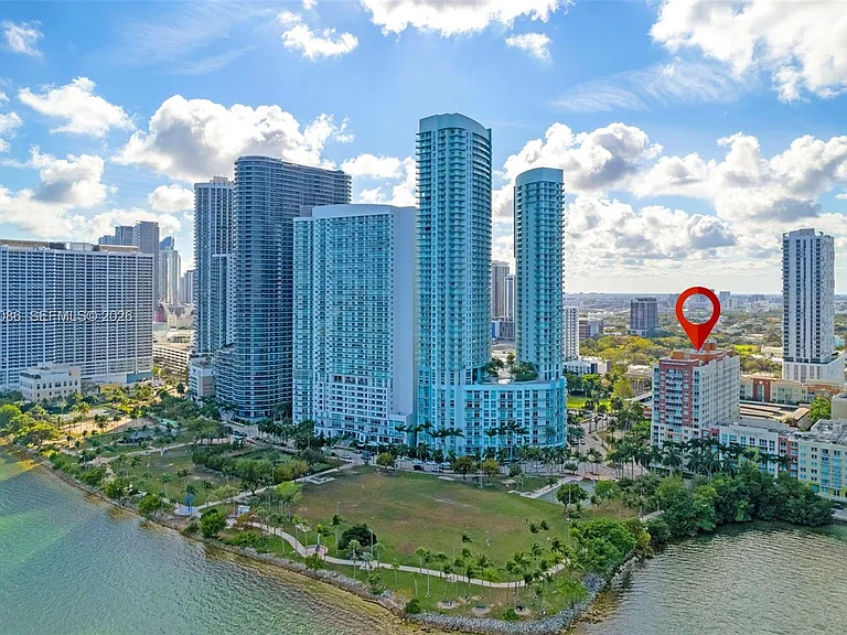 2000 N Bayshore Dr #909 — Photo 6