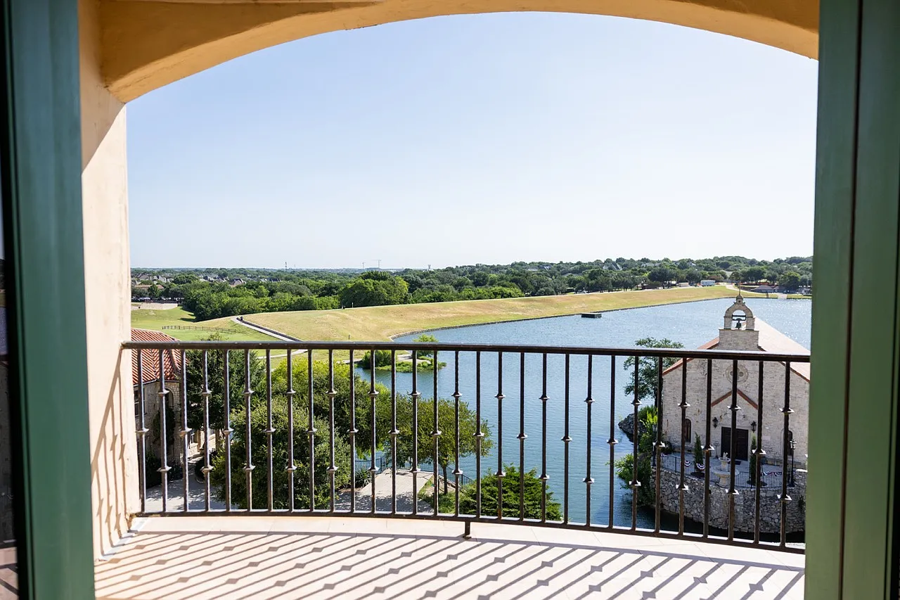 2 bed, 2.5 bath, 2319 sqft, $4,800 — Photo 3