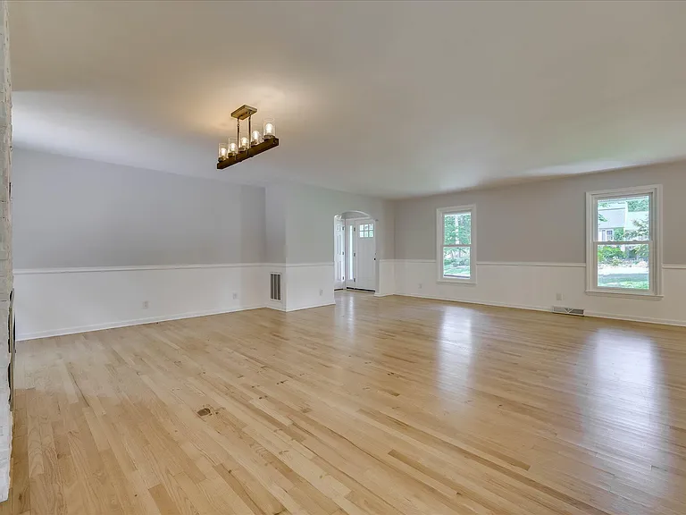 2111 Huron Dr — Photo 8