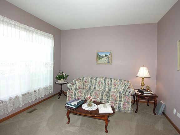 Nice size LR w/neutral decor