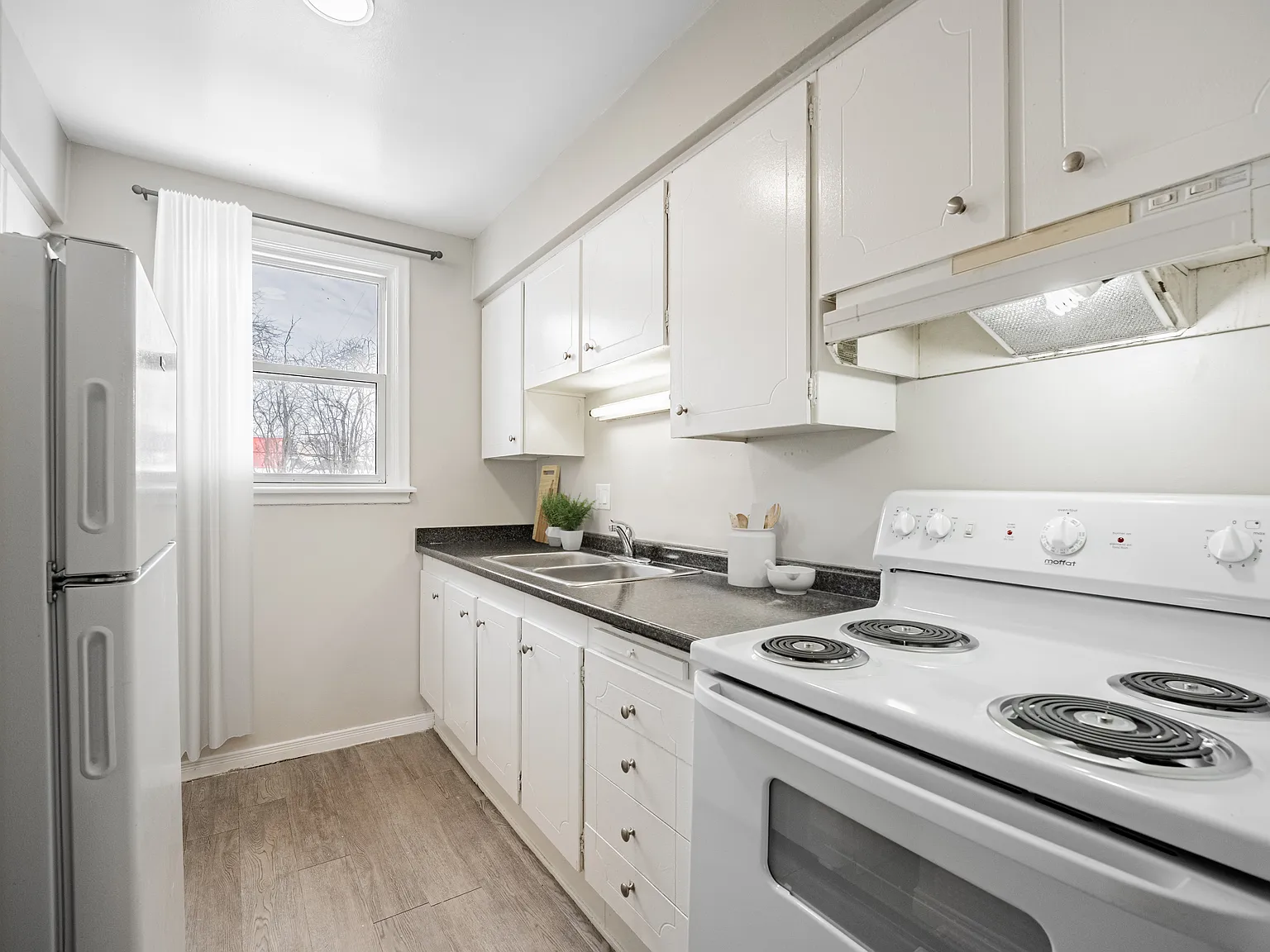 654 Viscount Road — Photo 4