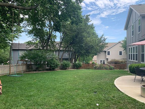 Beautiful backyard w/garden