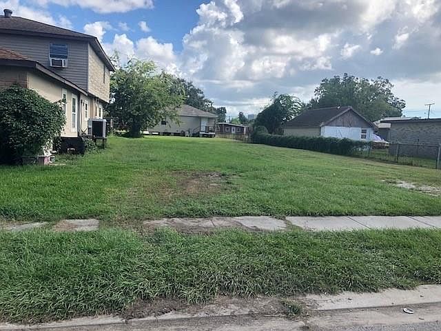 1st image of 2905 Lyndell Dr